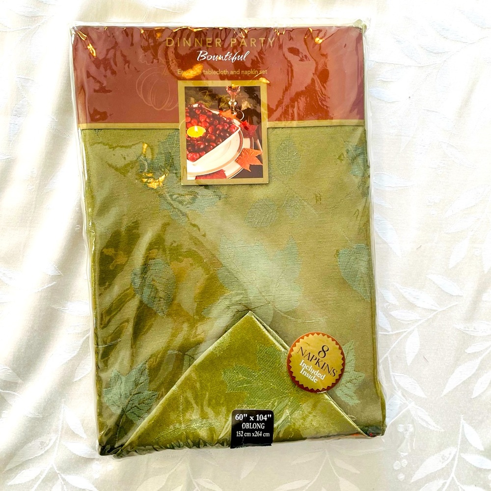 Macy’s Bountiful Dinner Party Damask Holiday Tablecloth and 8 Napkins